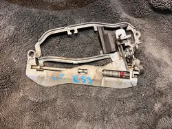Suporte de maçaneta BMW X5 E53 dianteira esquerda OEM 51218243615