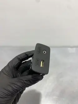 Subaru USB-Steckdose OEM FBZ18982 - Gebraucht
