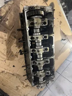 VW Sylinterikansi OEM r070103373a Touareg 5.0TDI:lle