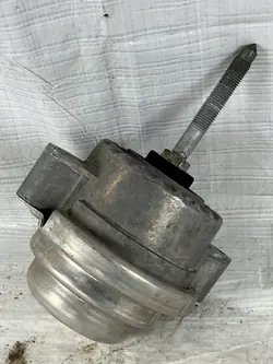 Porsche Moottorin Kiinnike OEM 99137505908 - Käytetty