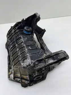 BMW X1 U11 ilmastointikompressorin kiinnike OEM 5A205E8