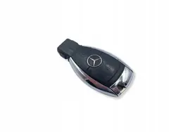 Llave Mercedes OEM UHP2235 - 3 Botones Plata Usada