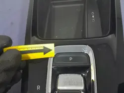 Skoda Octavia IV vaihdepaneelin kansi OEM 5E4713203BJ