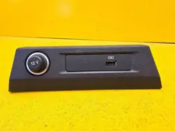 Tupakansytytin USB Audi A1 82A OEM 82B863617