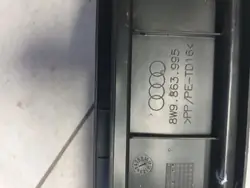 OEM 8W9863995 Audi A4 B9 Taka-varoituskolmion kansi