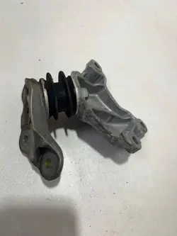 BMW Växellådsfäste OEM 6861570 för 3.0L 2019