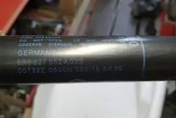 Oikea tavaratilan toimilaite AUDI Q5 8R 8R0827552