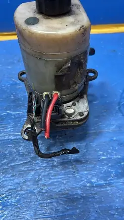 POMPE DE DIRECTION ASSISTÉE FORD 4M513K514DB