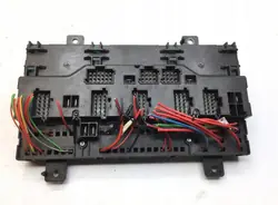 Caixa de fusíveis Volvo OEM 20476480 - Estado usado