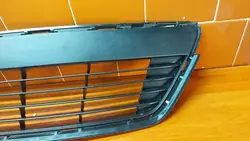 Vordere zentrale Stoßstangengitter Toyota Yaris III 11- OEM