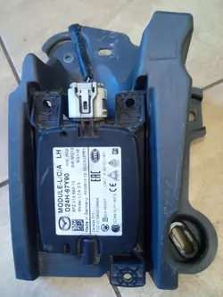 Sensor de ponto cego esquerdo OEM D24H-67Y90 Mazda CX-3
