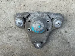 Jousituksen kiinnitys OEM 8D0412383E - Käytetty