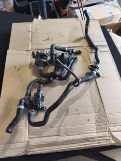 Volvo OEM 31493259 extra vattenpump & slangar