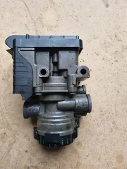 EBS-modulaattoriventtiili OEM 21114974 Etu Volvo FL FE