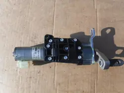 Audi A4 B9 Kombi bakluckemotor OEM 8W9827851A