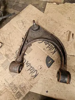 Braccio di controllo superiore sinistro Toyota Sequoia 2008-2019