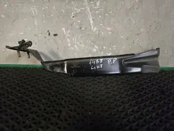 Suporte de para-lama dianteiro direito usado OEM 8K0821136J