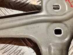 Oikea lokasuoja-kiinnike OEM 7329448 BMW X1 F48
