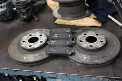 OEM TARCZE HAMULCOWE KLOCKI PRZÓD AVENSIS T22 2.0 D4D 1CD KOMPLET