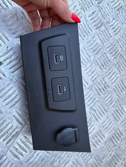 USB-Anschluss OEM 28023138R für Dacia Duster II