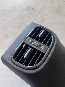 OEM 84612-J7110 Kia Ceed III Heck-Luftauslassabdeckung
