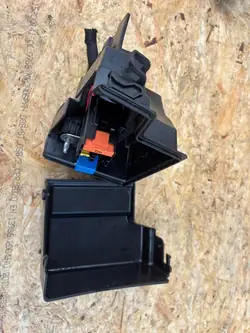 Capa da caixa de fusíveis Renault Clio V