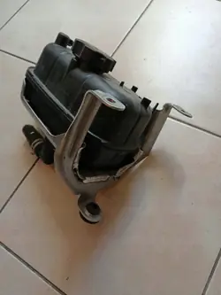 Säiliön kiinnike OEM 68280796AC 68364312AC Jeep Wrangler JL