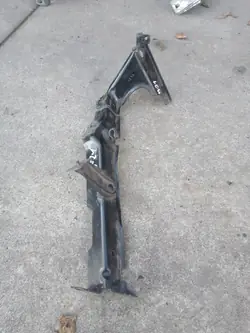 Audi A4 B8 Vänster Skärm Fäste OEM 8T0821135G