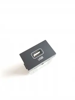 Tomada USB Hyundai OEM 96120G2100 - Usado