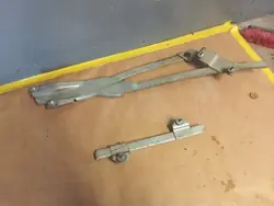 Guia de janela traseira Opel Commodore OEM 964 esquerda