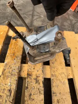 OEM MOCOWNIE RESORÓW PIÓR TYLNYCH UCHWYTY Nissan Navara D22