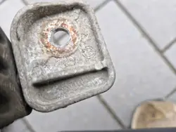 Taka pakoputken kiinnike OEM 8582060, vasen puoli