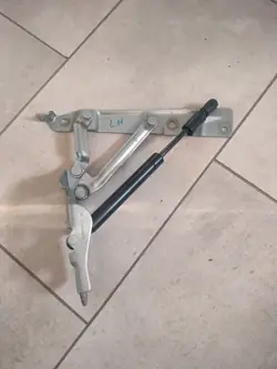Charnière de coffre Dodge Challenger 2015 OEM 04589667AD