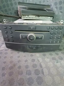 Radio Mercedes-Benz OEM A2049007202 - Usado