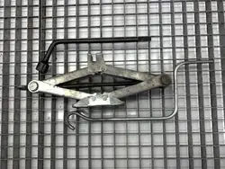 OEM 64777-02100 työkalujoukko Toyota Corolla E15:lle