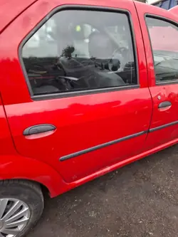 Vitre latérale arrière droit OEM 82762626 Dacia Logan I