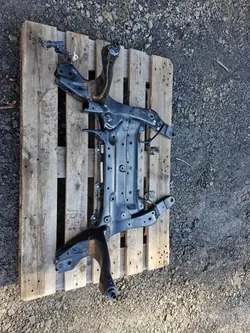 OEM 6872729 Etujoussiin Poikkipalkki BMW:lle