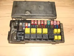 Sulakelaatikko OEM 2.5 TD5 Land Rover Discovery 2:lle