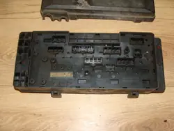 Sulakelaatikko OEM 2.5 TD5 Land Rover Discovery 2:lle