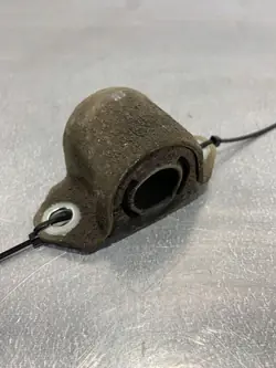 Subaru Forester etuvakaimen kiinnike OEM FBZ19393