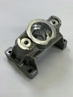 BMW Nokka-akselin kiinnike OEM 8663378 - Käytetty
