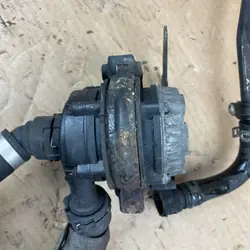 Pompe à eau Mercedes OEM A0005002686 - État utilisé
