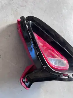 Bakstötskåpelykta höger OEM 92406-J7300 för Kia XCeed
