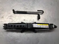 Macaco Audi OE com Manivela OEM 8V0011031A Usado