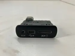 Tomada AUX USB SD OEM 68206384AC para Dodge Challenger