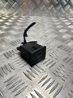 Tomada Hub USB-C OEM NX7T-14F014-AD para Ford Focus IV