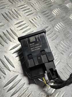 USB-C Hub-pistorasia OEM NX7T-14F014-AD Ford Focus IV:lle