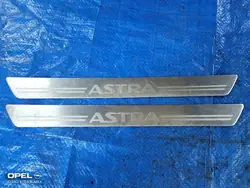 Pegatina de estribo Opel Astra H OEM 13243521