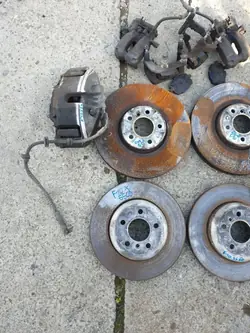 OEM 60/36/374 etujarrurattaat & -levyt BMW:lle