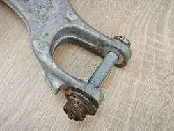 Jousituksen kiinnike oikea etu Audi A5 OEM 8W0413038